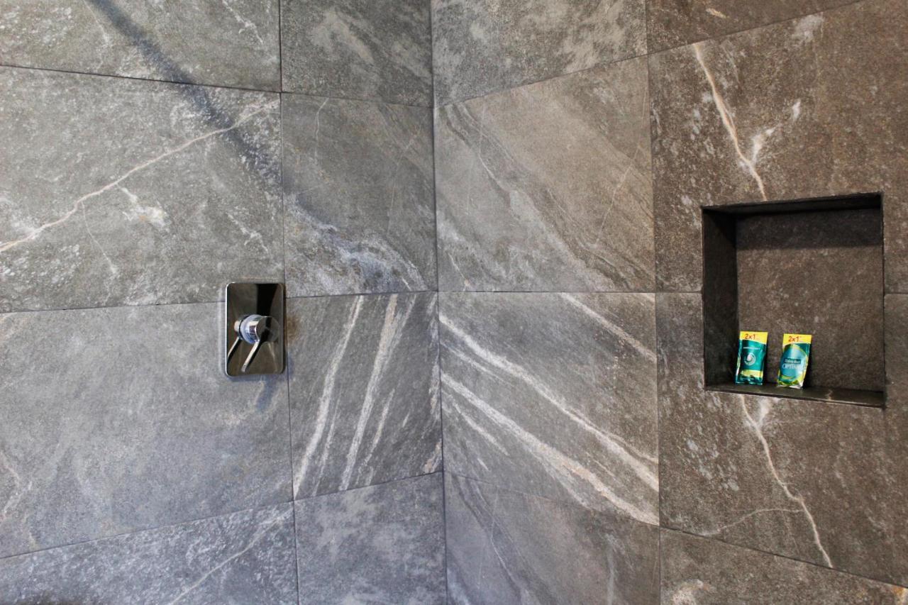 Suites Ciento 37 León Exteriör bild